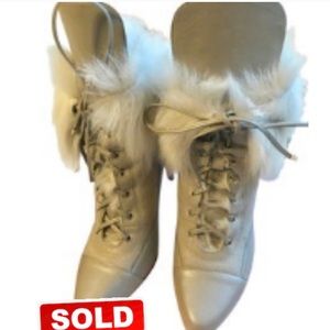 LADIES ANN TAYLOR BOOTIES SIZE 6.5M CREAM COLOR.